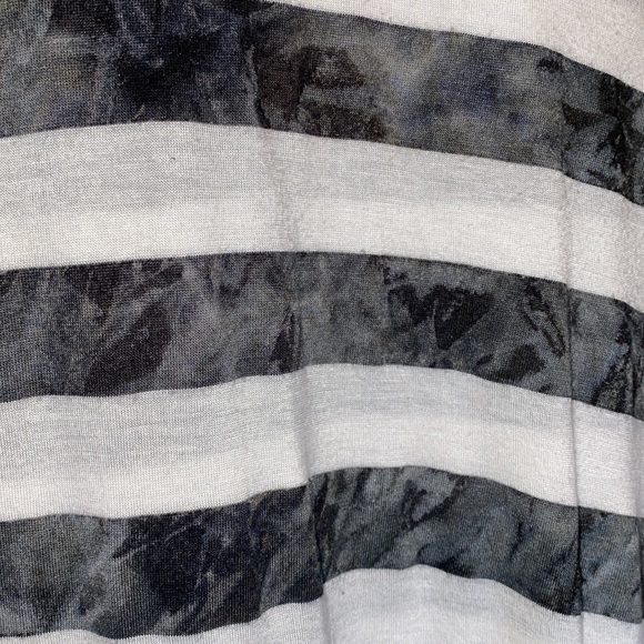 Decree Medium V-Neck Black & White Wide Stripe High Low Hemmed Tee. Gently Loved - Picture 5 of 5